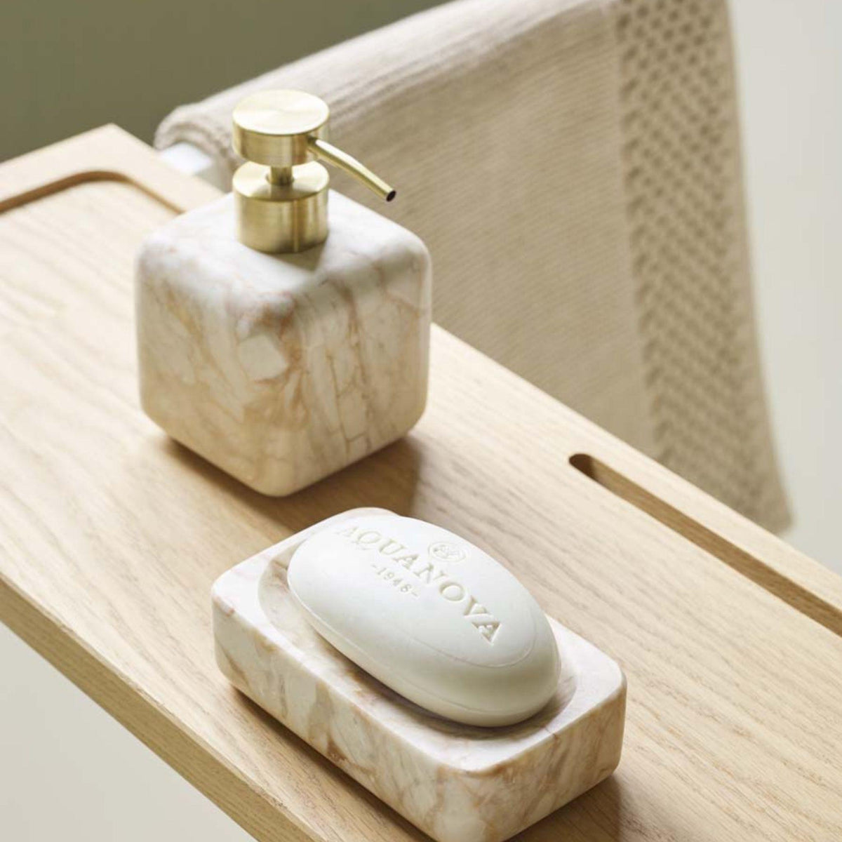 Aquanova Blake zeepdispenser op wastafelblad badkamer
