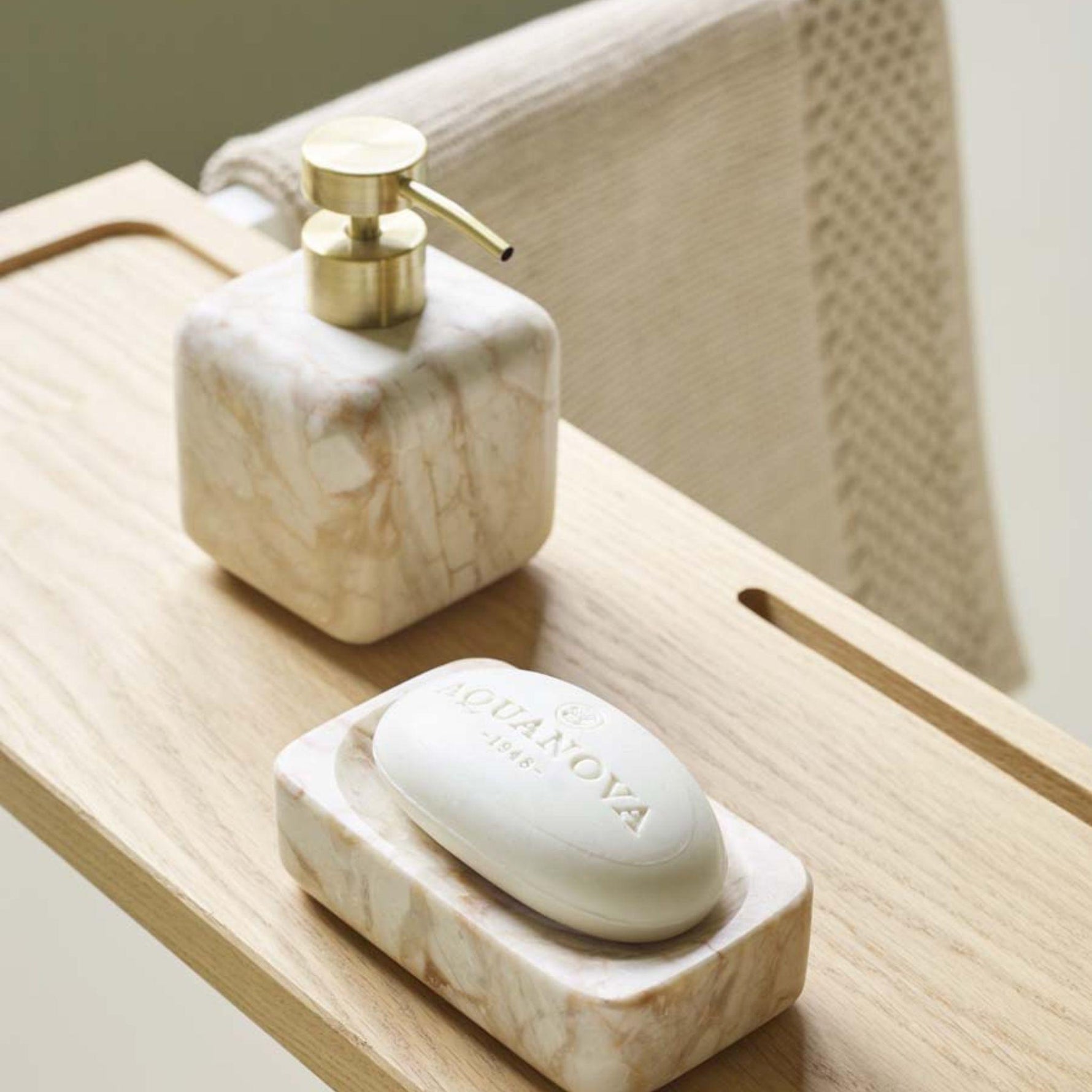 Aquanova Blake zeepdispenser op wastafelblad badkamer