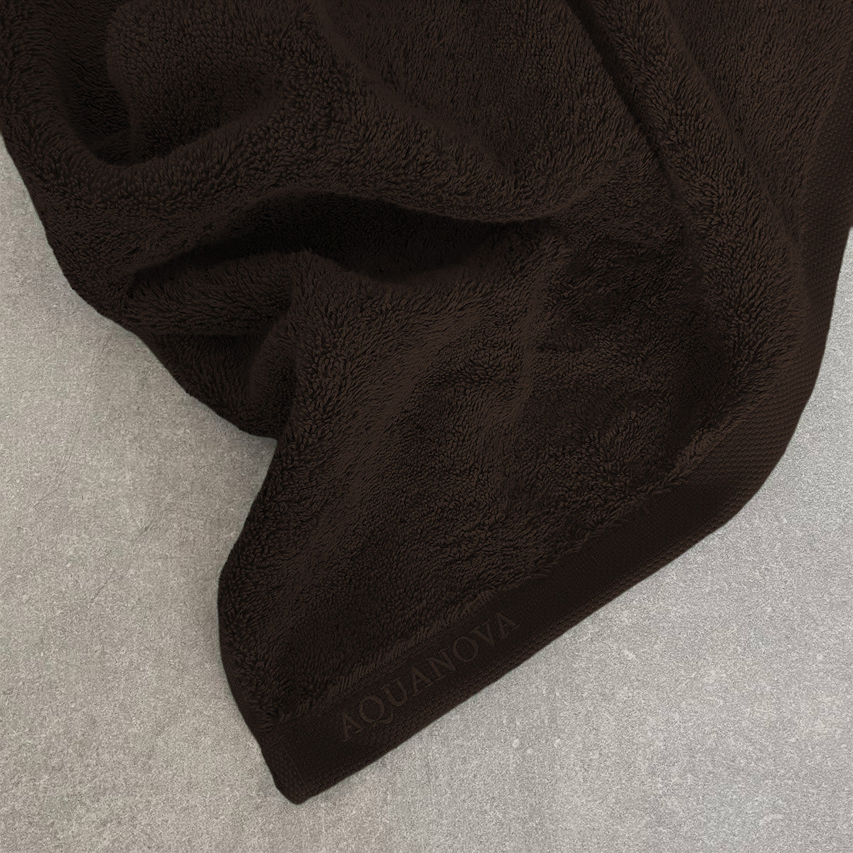 Aquanova Handdoek Pecan, close-up van het Egyptisch katoen met geweven logo